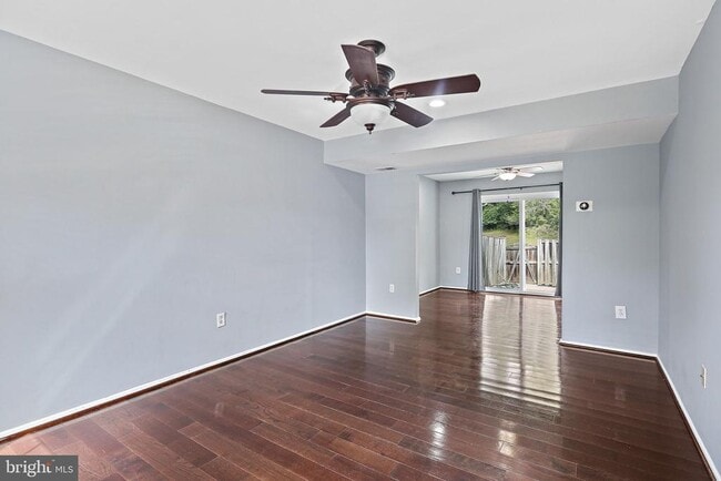 Building Photo - 18 Chantilly Ct