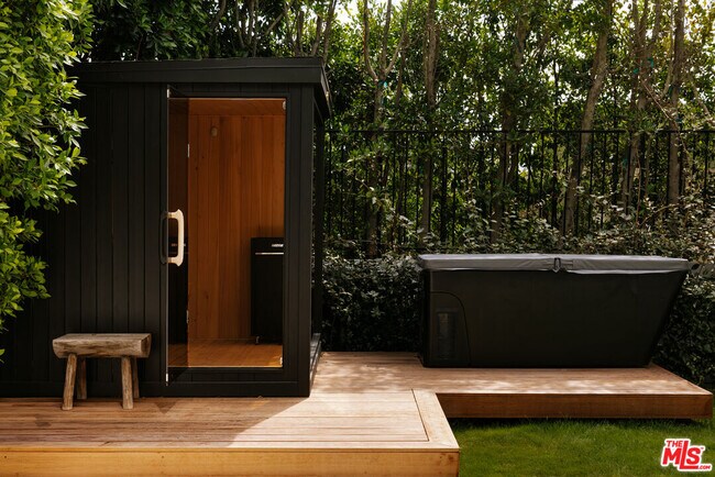 Building Photo - 1536 Blue Jay Way