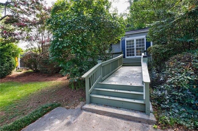 Building Photo - 2311 Pembrook Pl NE