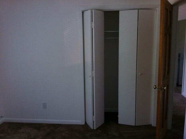 Building Photo - 2 Bedroom / 1 Bath Apartment Johnson City, TN