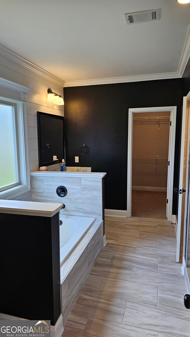 Building Photo - 208 Huxley Ter