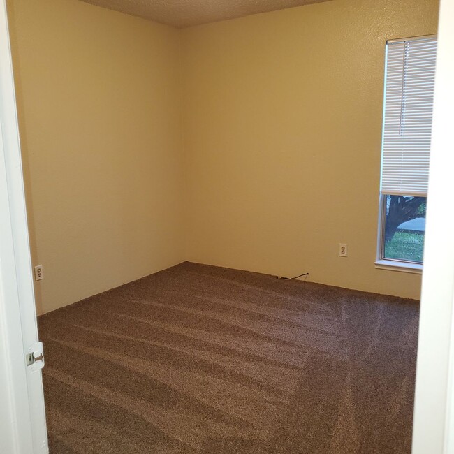 Building Photo - Modesto 2 Bedroom 2 Bath with Garage