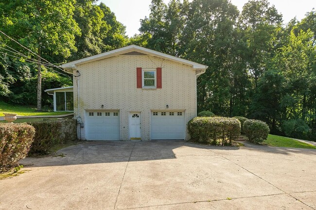 Building Photo - Brentwood Oasis: Newly Renovated 3 Bed, 2 ...
