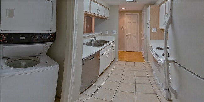 Building Photo - 12800 Melville Dr