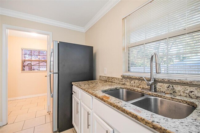 Building Photo - 908 Van Lieu St