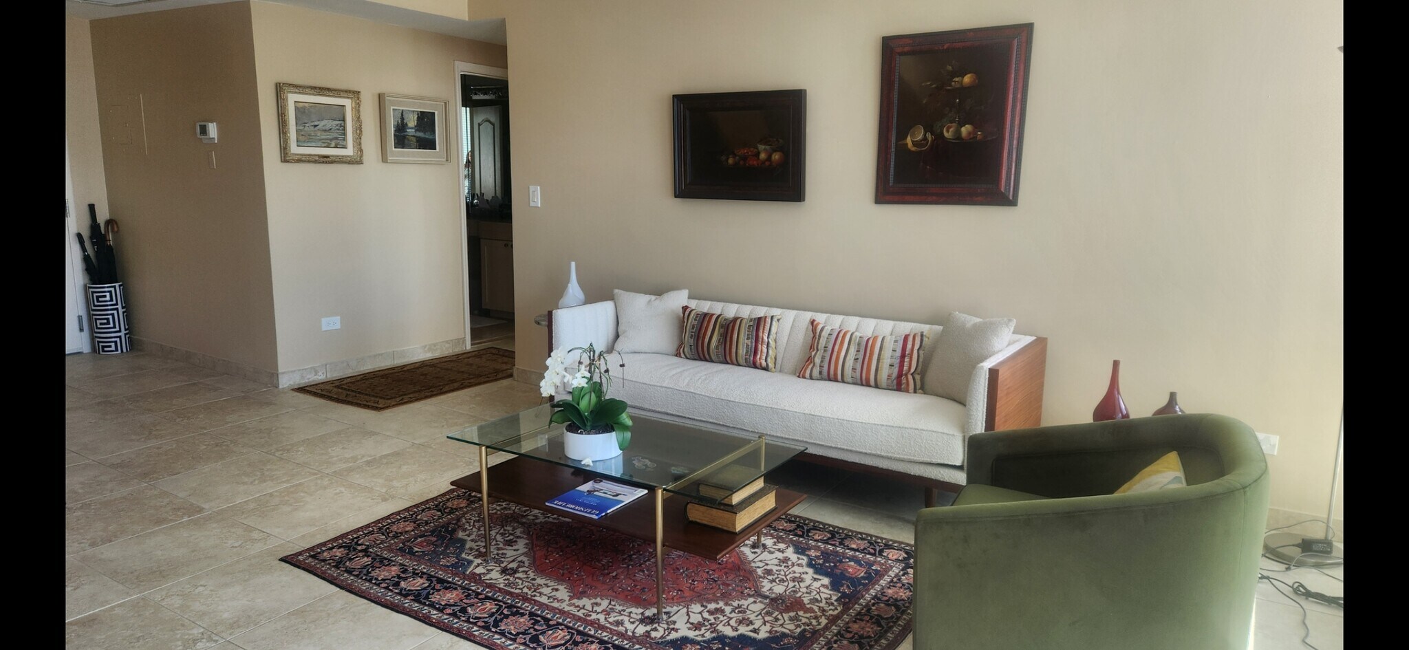 Spacious living room - 700 Biltmore Way