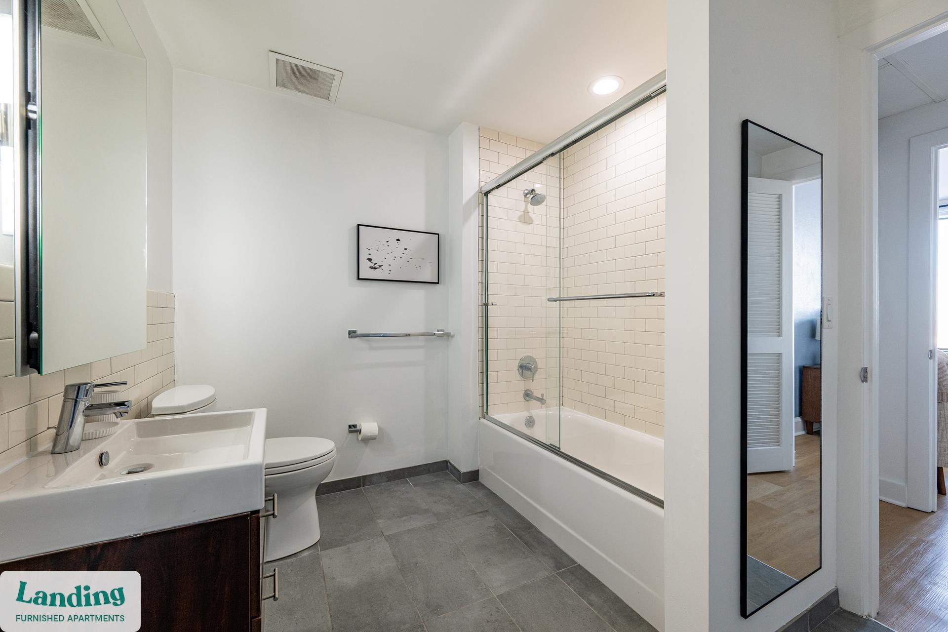 Building Photo - 933 McGee St