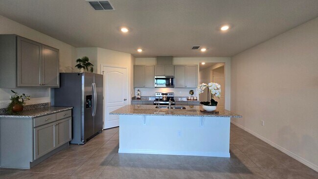 Building Photo - Beautiful 4 Bedroom, 2 bath home is Availa...