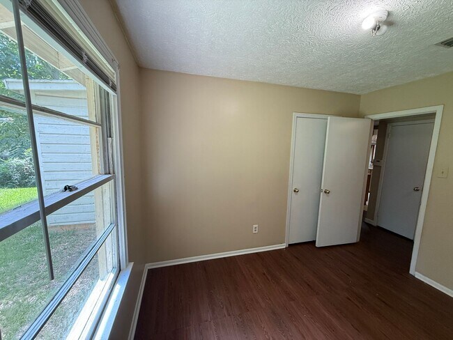 Building Photo - SELF TOURING AVAILABLE - Nice House with F...