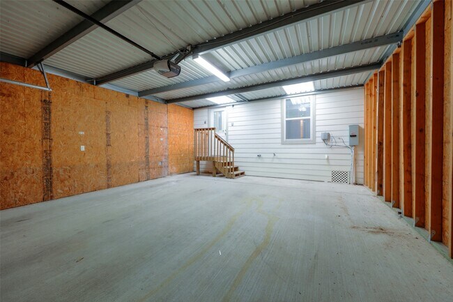 Building Photo - 11905 Algonquin Dr