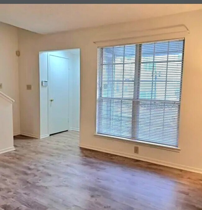 Entry to living area - 6824 Glenridge Dr