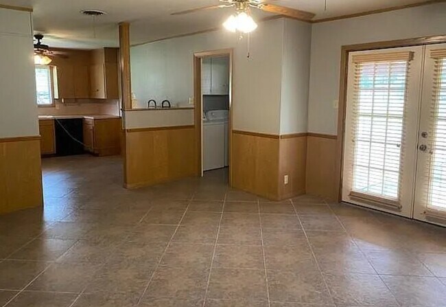 Building Photo - 2125 Shady Ln