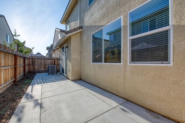Building Photo - Stunning Clovis Home!