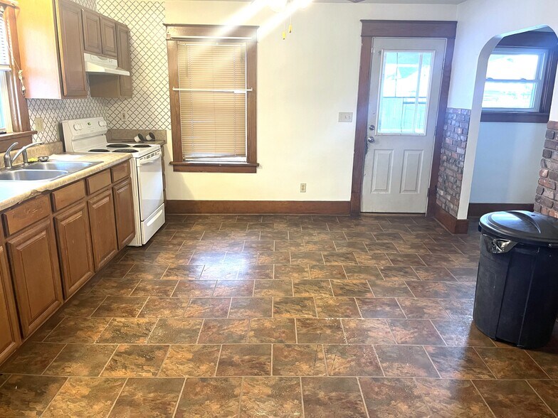 Building Photo - 1605 Chestnut St