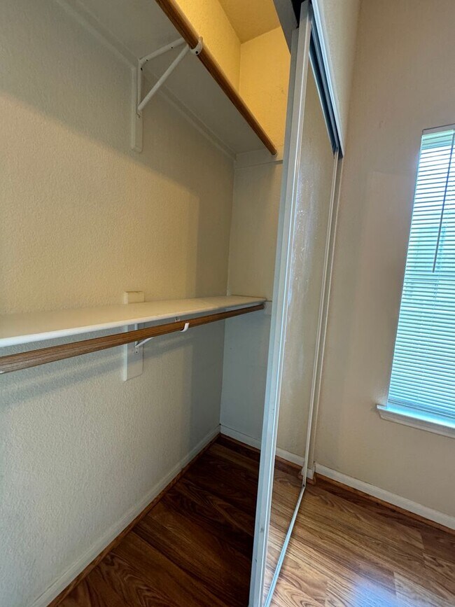 Building Photo - 4 Bedroom With Fenced Yard and Off-Street Parking Near UT