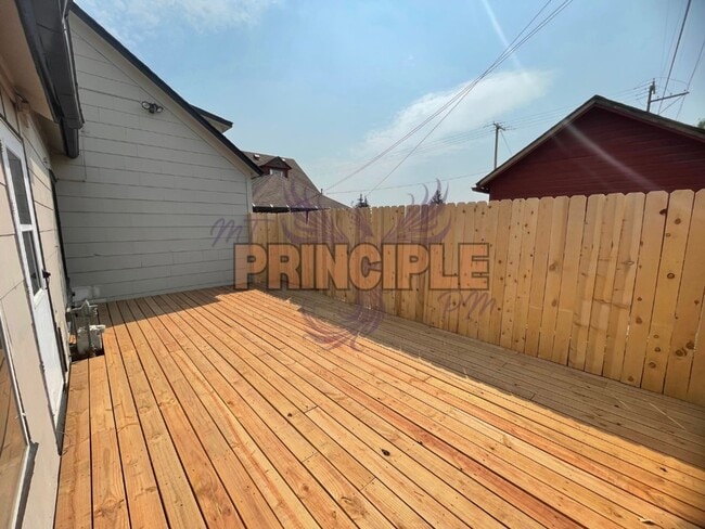 Building Photo - 735 Placer St