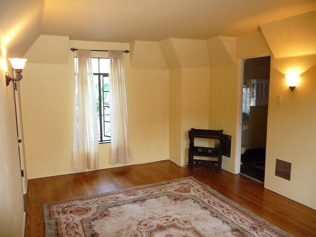 Building Photo - 2057 N Las Palmas Ave