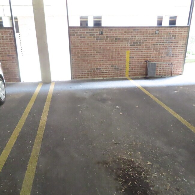 Building Photo - 2325 N Neva Ave