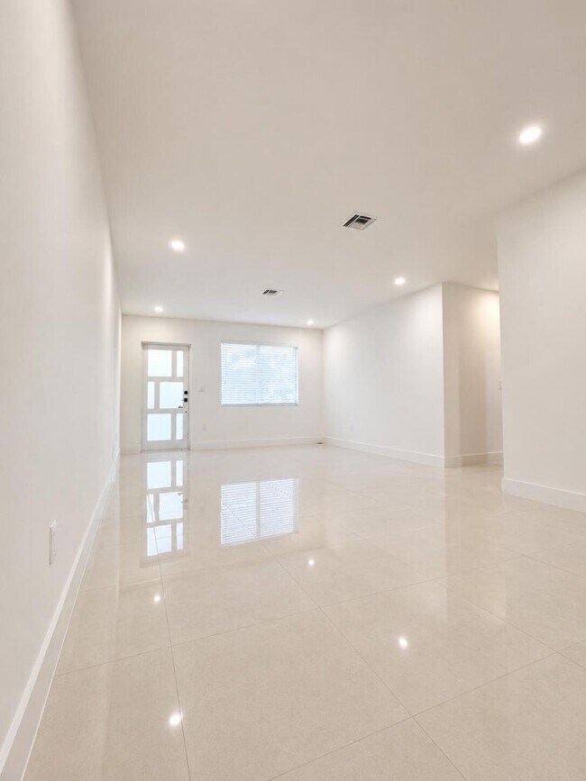 Building Photo - 345 Pinehurst Rd
