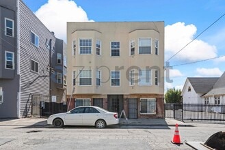 Building Photo - Unit Unit 5