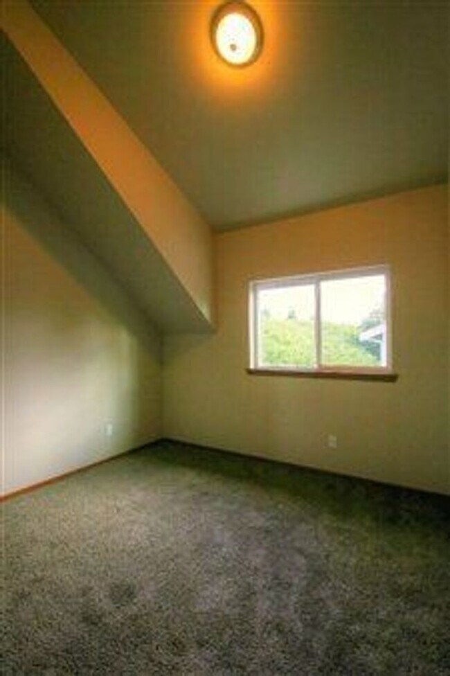 Building Photo - Preleasing for September -  4 bed/2 bath