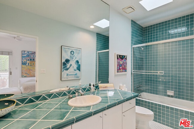 Building Photo - 7122 Dume Dr