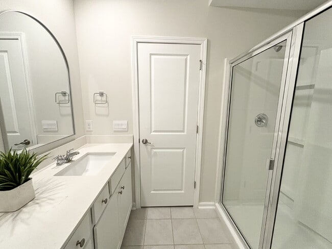Building Photo - Beautifully Maintained Three Bedroom Townh...