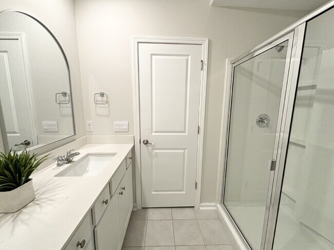 Building Photo - Beautifully Maintained Three Bedroom Townhouse!