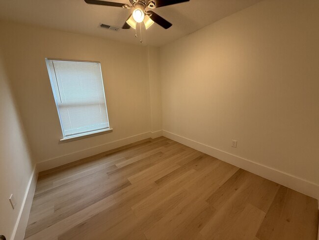 Building Photo - 940 N Hollywood St