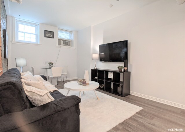 Building Photo - 4312 N Clarendon Ave