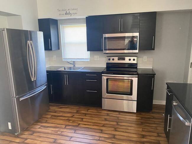 Building Photo - Spacious 4BD 2BA House in Beechview