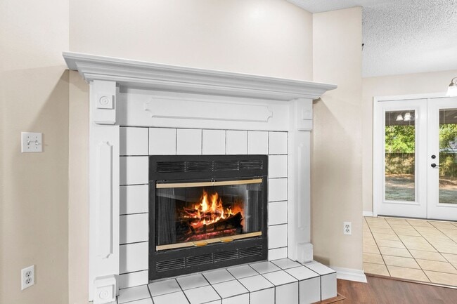 Building Photo - Crestview Charmer Available JUNE 2026!