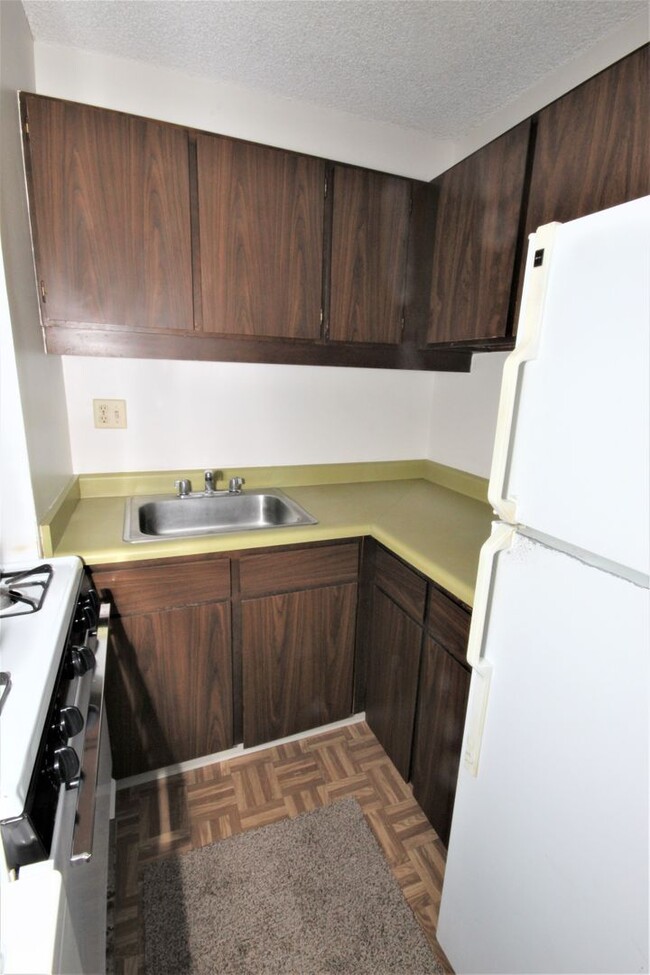 Building Photo - AVAILABLE NOW! 2 BED 1 BATH 1 COVERED PARK...