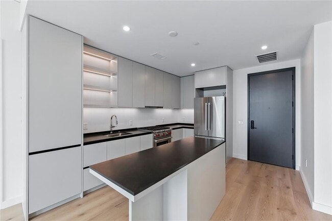 Building Photo - 610 Davis St