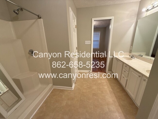 Building Photo - Beautiful home with 3 bedrooms!