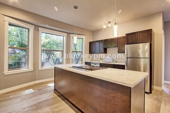 Building Photo - 2 Bed, 2 Bath Unit in Laurelhurst in Beautiful Tri Plex