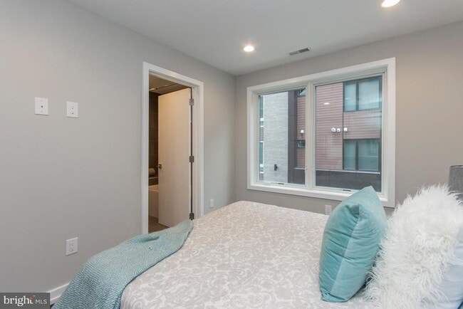 Building Photo - 716 S Sartain St