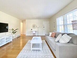 Building Photo - Newly updated large 1000 sq ft 1 bedroom, 1 bathroom apartment in the heart of Cherokee Triangle