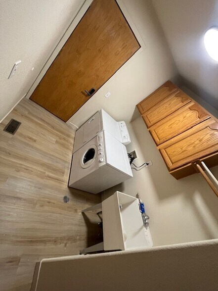 Building Photo - 4745 Paramount Pl