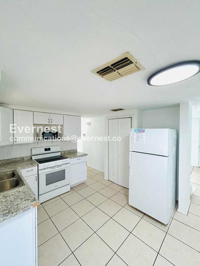 Building Photo - 3749 Beechwood Dr