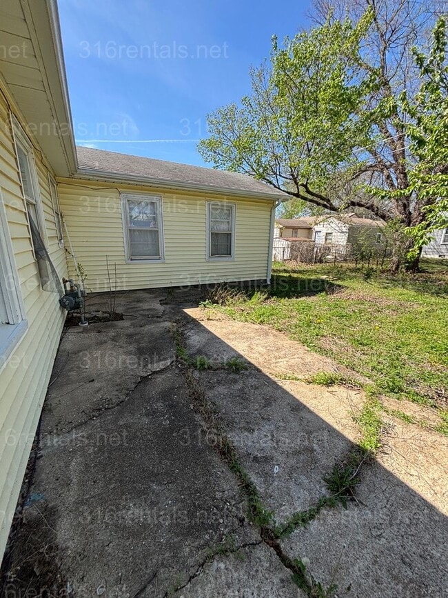 Building Photo - Three bed one bath House Available Now!