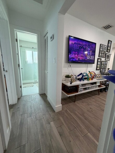 Building Photo - 1531 NE 15th Ave