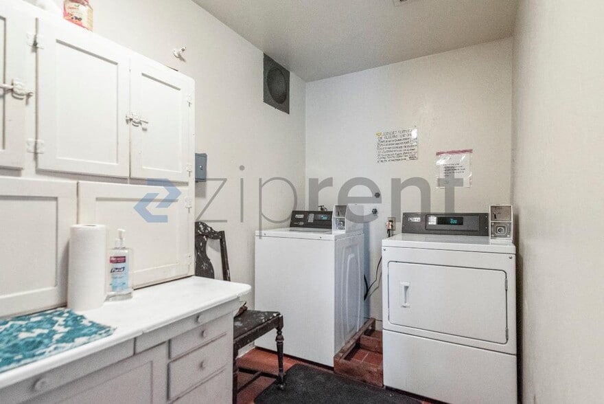 Building Photo - Unit 1