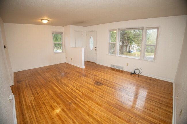 Building Photo - 121 Bolton Dr