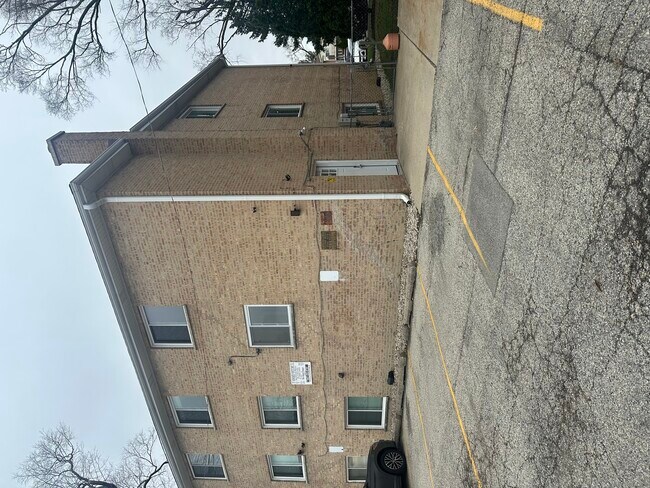 Building Photo - 8805 N Dee Rd