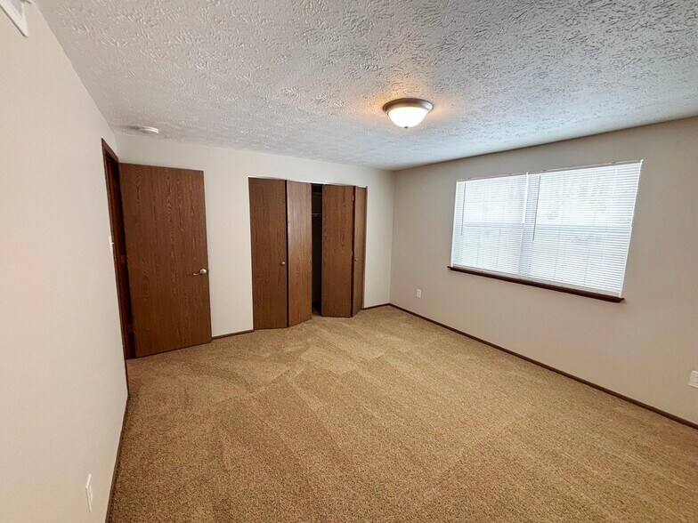 Building Photo - 225 Hillview Ln