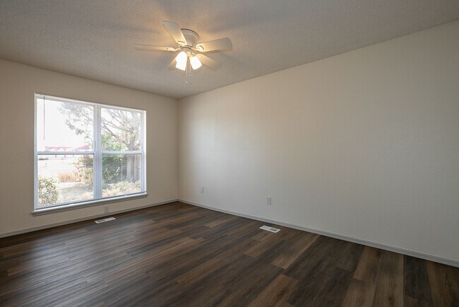 Building Photo - 3 Bed | 2 Bath Duplex in Central Tulsa!