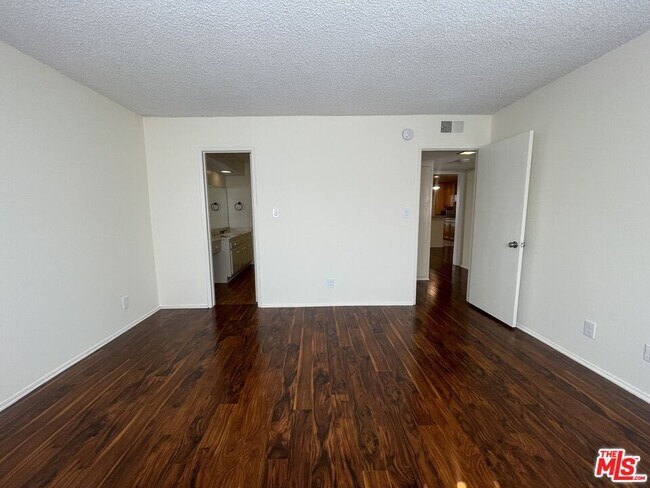 Building Photo - 5330 Zelzah Ave