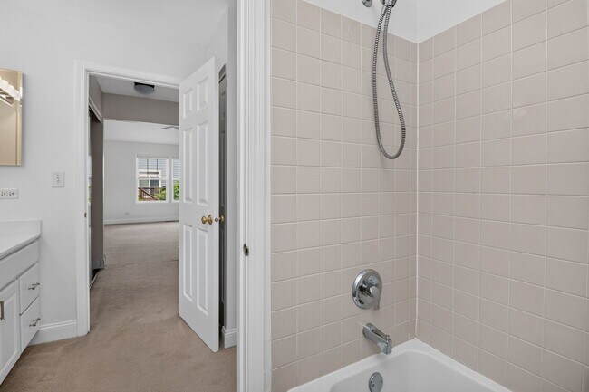 Building Photo - 207 Tanglewood Dr