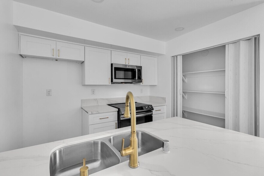 Building Photo - 3531 Rainbow Ln